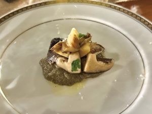 「サザエと椎茸のソテー」濃厚な肝ソースと椎茸の相性が抜群でお酒がすすむ