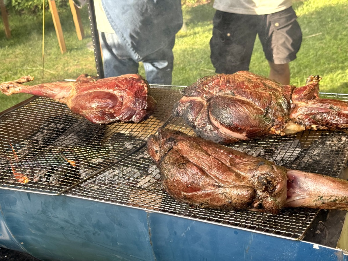 豪快な鹿の脚の丸焼き