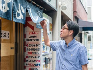 小宮山雄飛 蕎麦呑みの名店】鰹節の香りに誘われて、立ち食い蕎麦のレジェンド店『そばよし』へ