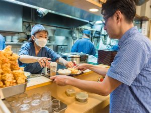 入口の券売機を渡して受け取る方式