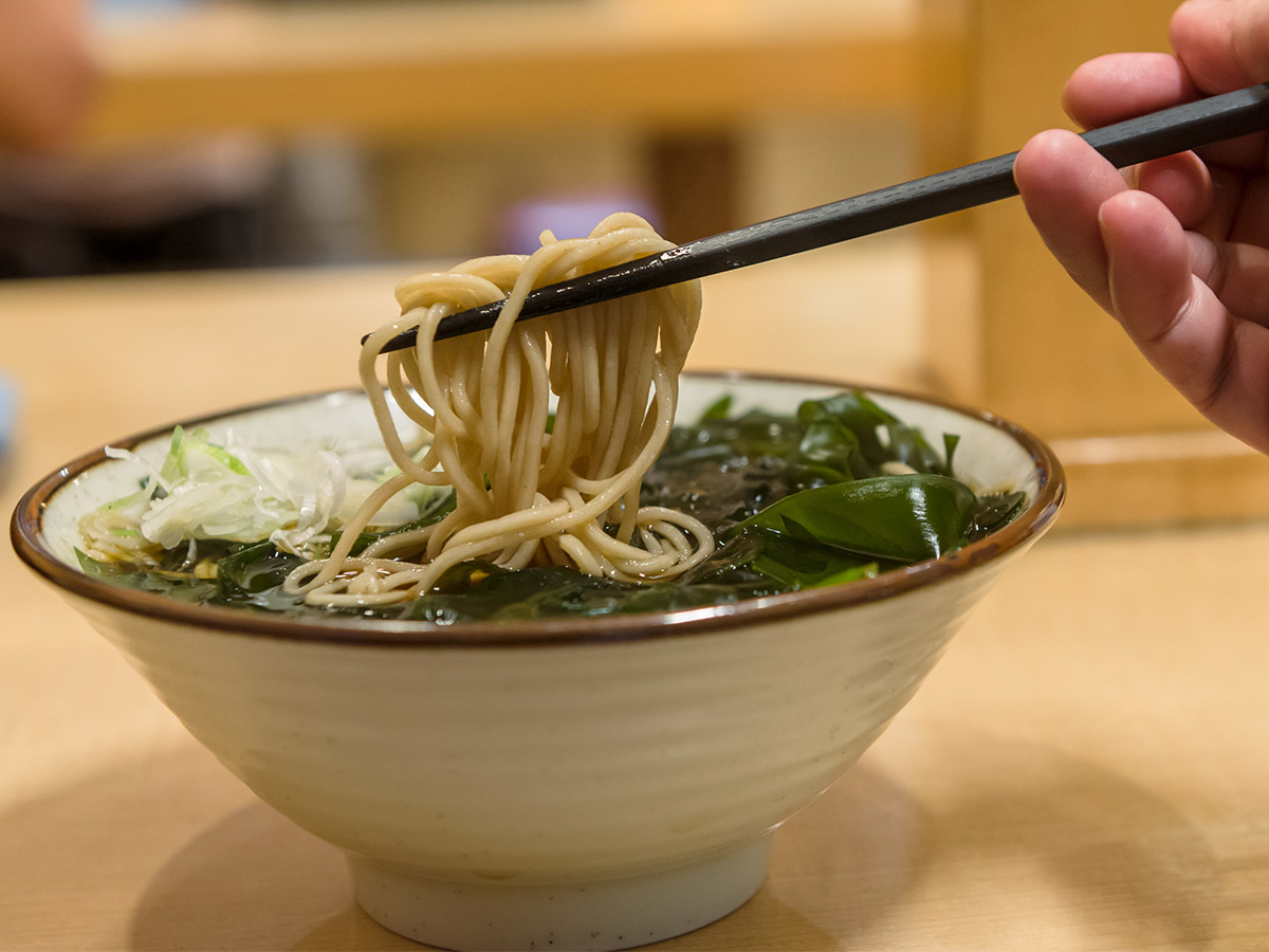 「三陸わかめそば」530円。うどんもチョイスできます