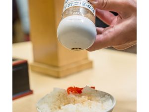 粉かつおは容器の底をポンポンと叩くといい感じに出てきます