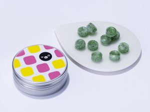 『ヒトツブ カンロ』の「フルーティアロマのど飴 Suica味」1個500円（グランスタ東京／改札内B1 丸の内坂エリア）