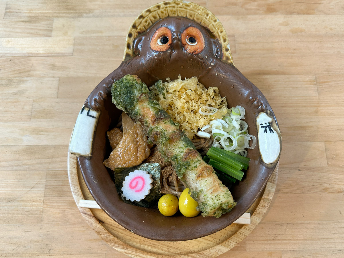 「たぬきそば」(M、890円)とトッピングの「ちくわ磯辺揚げ」200円