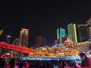 長江と嘉陵江を進む遊覧船で、夜景を楽しむ重慶観光定番の楽しみ。崖沿いに作られた建築物の過激なライトアップは、重慶のパワフルさの象徴