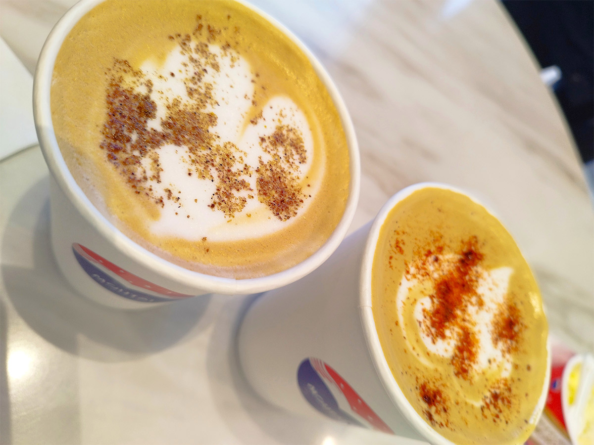 こちらは白酒アイス(!)で飲める、麻辣カフェラテ。いろいろと情報が渋滞しています