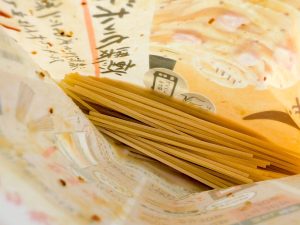 半分に折ったパスタ100gと水160mlを加えます