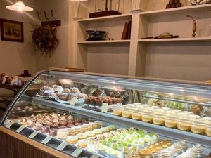 ショーケースには定番人気のシュークリームはプリンはもちろん、季節のフルーツを使ったカラフルなケーキも並ぶ