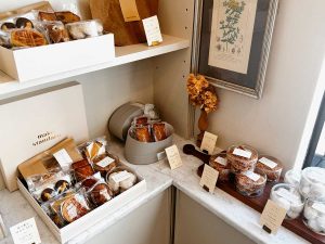 シンプルで洗練されたパッケージは贈り物にもぴったりで、「神戸らしさ」が伝わる手土産として人気