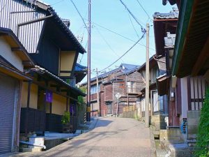 左側が今回宿泊した『オーベルジュほまち 三國湊』の宿泊棟