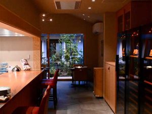 中庭を望む店内を進むたびに胸が躍る