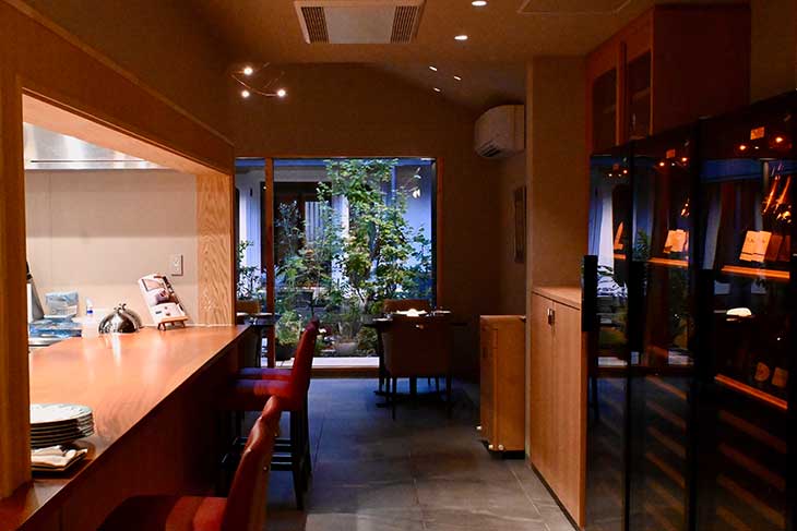 中庭を望む店内を進むたびに胸が躍る