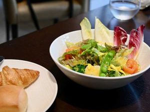 野菜サラダはみずみずしく、香ばしいパンとの至福の時間