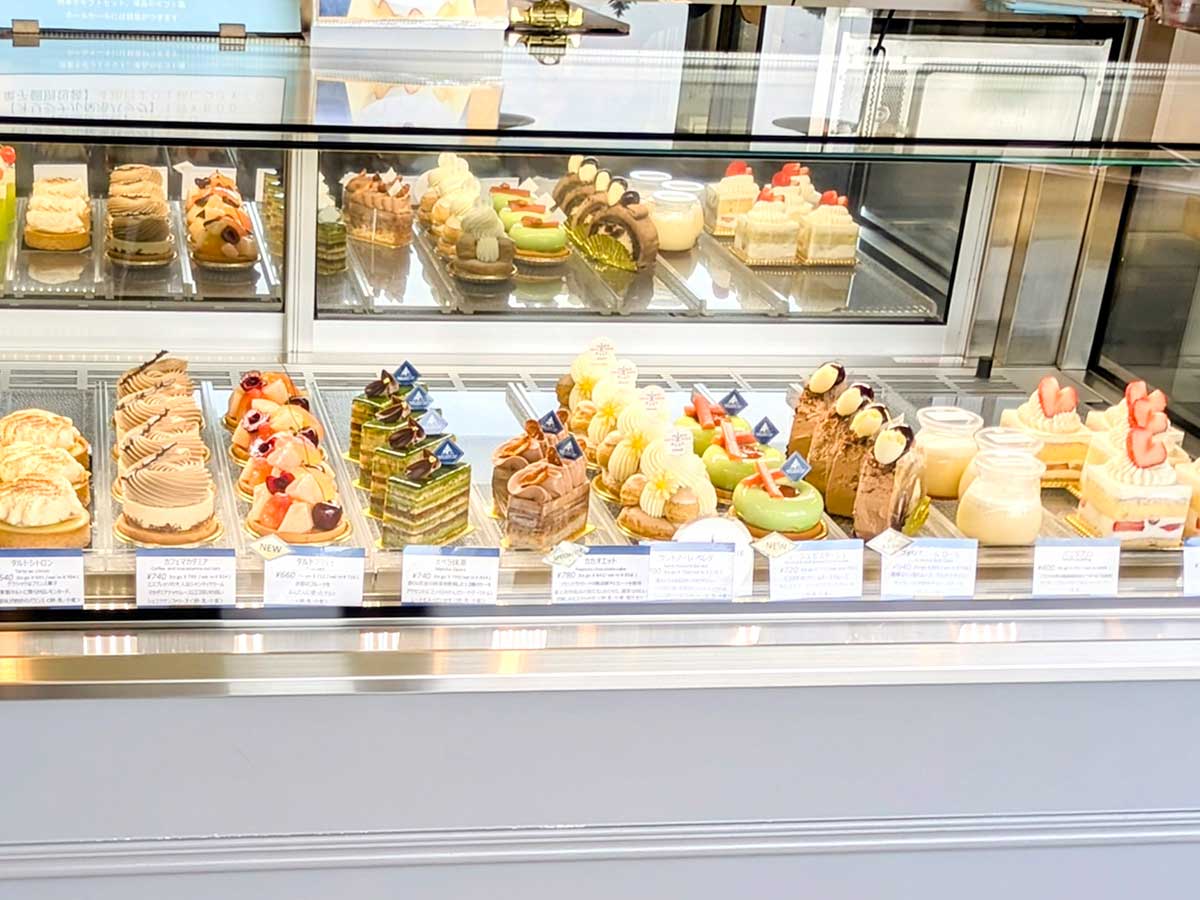定番から旬の食材を使用した期間限定のものまで目にも鮮やかなケーキが並ぶ