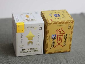 左が「ほたるいかのすがたづくり」、右が「ほたるいかの活き漬け」。パッケージも素敵なので贈り物にもぜひ