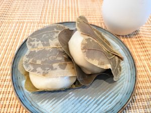 「がめの葉餅」280円（2個）。無病息災を願い、がめの葉で包んだ縁起菓子