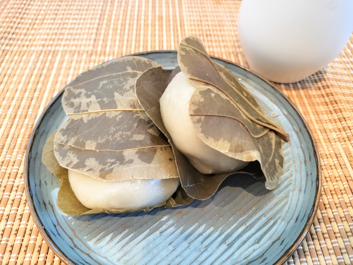 「がめの葉餅」280円（2個）。無病息災を願い、がめの葉で包んだ縁起菓子