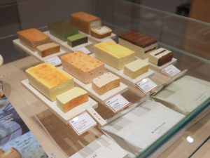 お土産、自宅用にチーズケーキの購入もできます