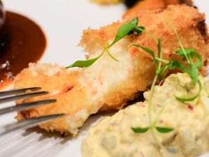 カニクリームコロッケは、サクッとした衣の中からとろりとあふれるベシャメルソースにカニの旨みが重なり口いっぱいに幸せが広がります　