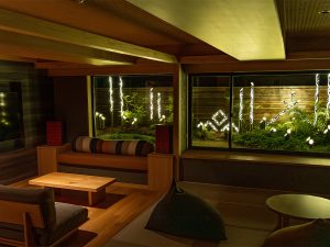 夜間には竹のオブジェが美しくライトアップされる
