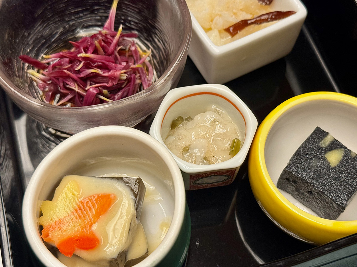 ご当地や新潟県内の幸をふんだんに味わえる一の重は日本酒のアテとしても最高。佐渡えご(海藻)、帆立山葵、竹炭丸十豆腐、鱈親子漬など