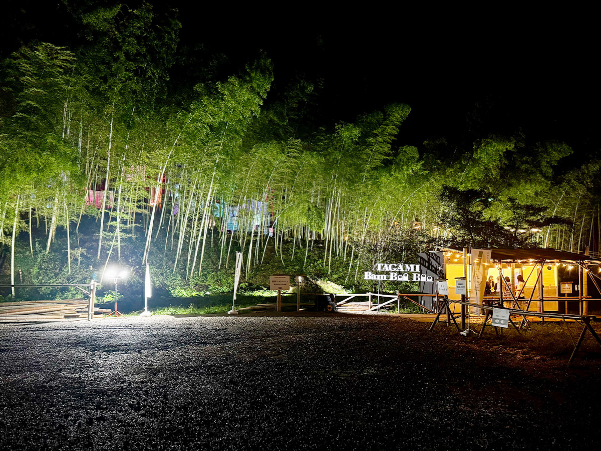 メイン会場となる「たがみバンブーブー竹林」。平日の夜にもかかわらず、多くの観光客が訪れていた