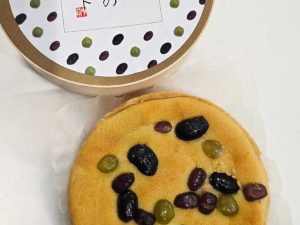 「三色お豆のタルト」1300円。お豆が描かれたパッケージもかわいい