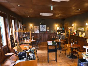 カフェスペースの左側に中庭があり、外でも飲食可能