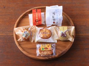 左上から 「かさまの栗ひろい」300円、「雪見栗」324円、「栗マド」166円、「笠間まろんパイ」278円、「栗道楽」320円、「栗みつ栗パイ」140円（全て税抜） [食楽web]