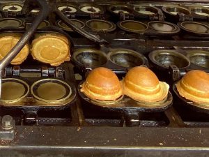 もこっとした手のひらサイズが頬張りやすい。絶え間なく訪れるお客様がおいしさの証