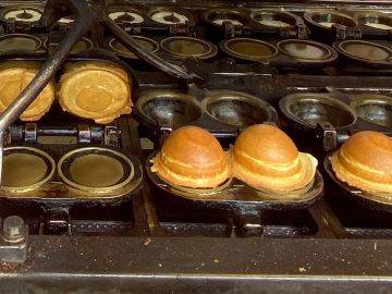 もこっとした手のひらサイズが頬張りやすい。絶え間なく訪れるお客様がおいしさの証