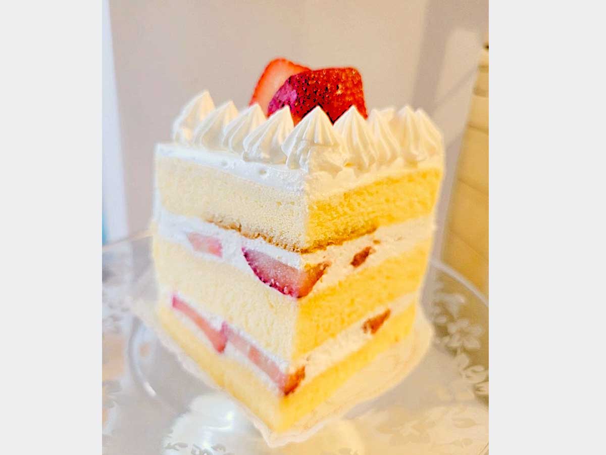 通常ショートケーキの1.5倍ある「メガショート」820円。中にもいちごとクリームがたっぷり!
