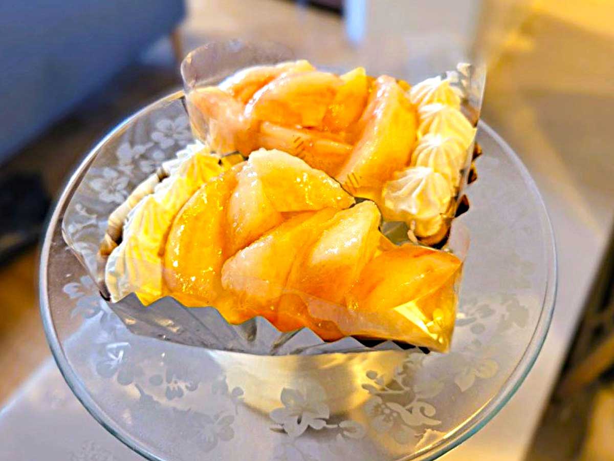 訪れた時の季節限定「桃のタルト」600円。瑞々しい桃がたっぷりで今にも零れ落ちそう！ [食楽web]