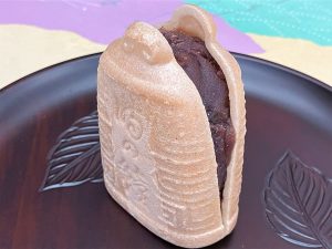 銘菓「時乃鐘最中」。釣り鐘型の皮(種)から餡がはみ出す
