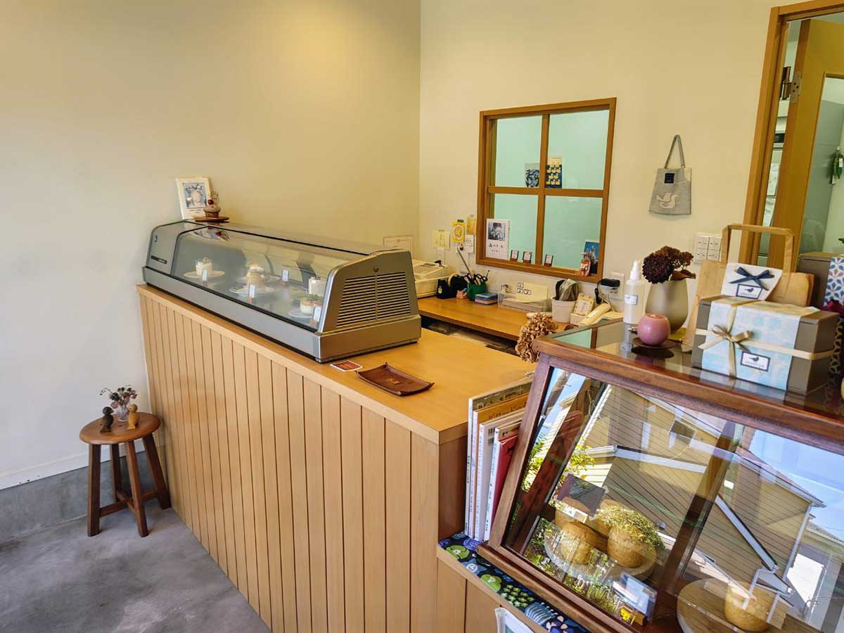 木の温かみのあるアットホームな店内