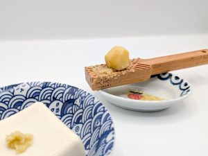 裏面が平らなので、皿の端に置いておける
