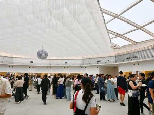 ぐるりとブースを備えた室内会場の様子