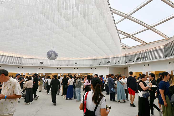 ぐるりとブースを備えた室内会場の様子