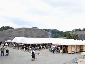 　当日は9月末とは思えぬ暖かさ（暑いくらい！）。外の広大なテントや室内の会場には、今回のイベントに応募した多くの方々が「気軽に美食を楽しむ」姿がたくさん、見られました。