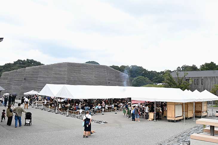 　当日は9月末とは思えぬ暖かさ（暑いくらい！）。外の広大なテントや室内の会場には、今回のイベントに応募した多くの方々が「気軽に美食を楽しむ」姿がたくさん、見られました。