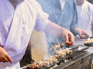 手前が『鳥しき』（東京・大崎）の池川シェフ、奥が『焼鳥 市松』（大阪）の竹田シェフ