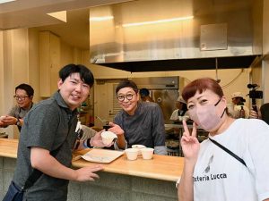 多くの人に撮影を求められる桝谷シェフ（中央）。来場者＆スタッフの方と和やかに記念撮影