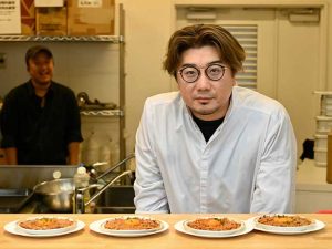 上：スパークリングとともに「月見ドリア 猪ミートソース」を。下：ヴィソンの立ち上げにも関わったという手島シェフ