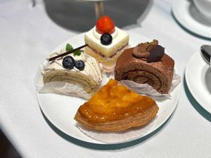 4つのケーキを食べ比べできます