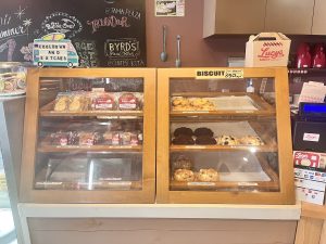 手土産やホームパーティーに最適なマフィンやクッキーなども豊富