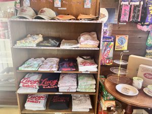 パーティーグッズやアパレルアイテムも購入可能[食楽web]