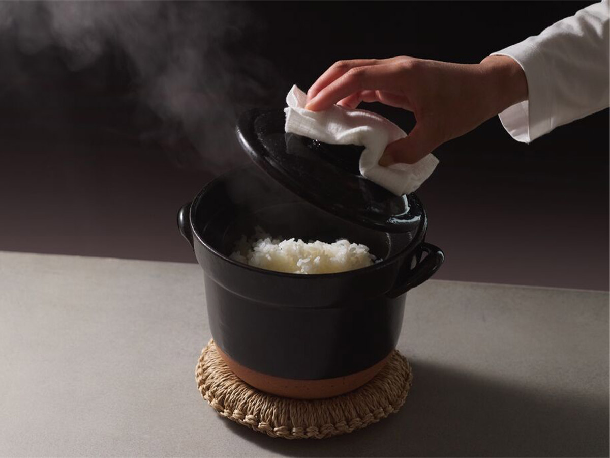 火加減不要でレンジで温め直しもOK。無印良品の「レンジで温め直せる 萬古焼 ごはん鍋」が便利すぎる!