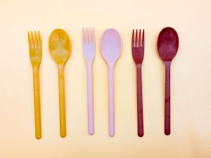 淡いマーブル調の質感で、プラスチックよりも温もりを感じさせるデザインです [食楽web]