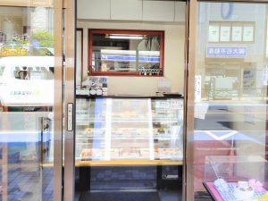 自動ドアを入って半歩で冷蔵ケースがお出迎え♪ 横幅は体感2ｍ。こじんまりとした街の小さなケーキ屋さんです[食楽web]