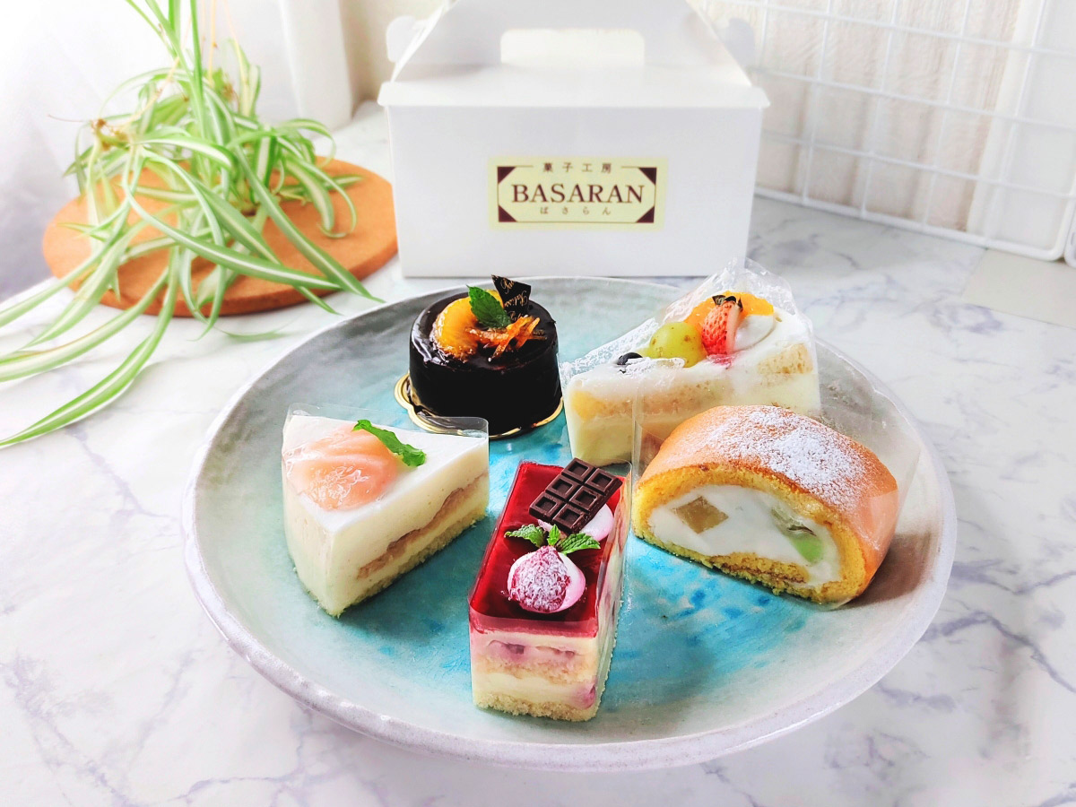 “ちょっとイイ”ケーキたち。子どもでも美味しく食べ切れるサイズ。“美味しいバランス”がオーナーご夫婦のこだわり